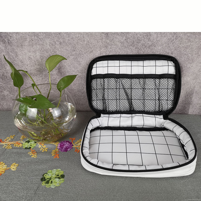 Elegante padrão floral branco Saco de viagem lavável de grande capacidade Cosmético com fecho