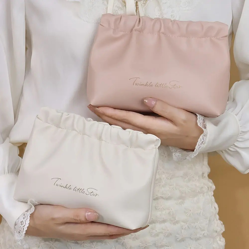 Logotipo personalizado Maquiagem Saco de viagem Produtos de higiene Saco de batom Saco de armazenamento Fones de ouvido Jóias Saco de Primavera Folha Mini Saco Cosmético Saco de mão feminino